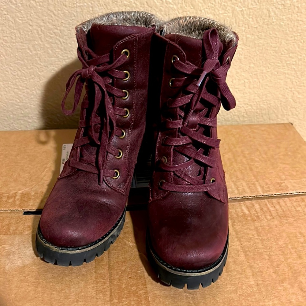 Carlos Santana, slip resistant, maroon, low heel boots!